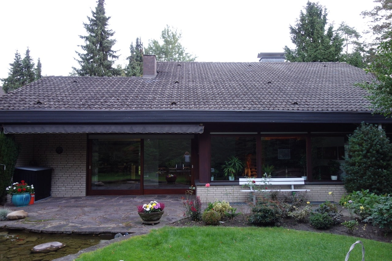 Ein Einfamilienhaus mit Garten und Terrasse, inspiziert von Bautenschutz Bogumil GmbH.