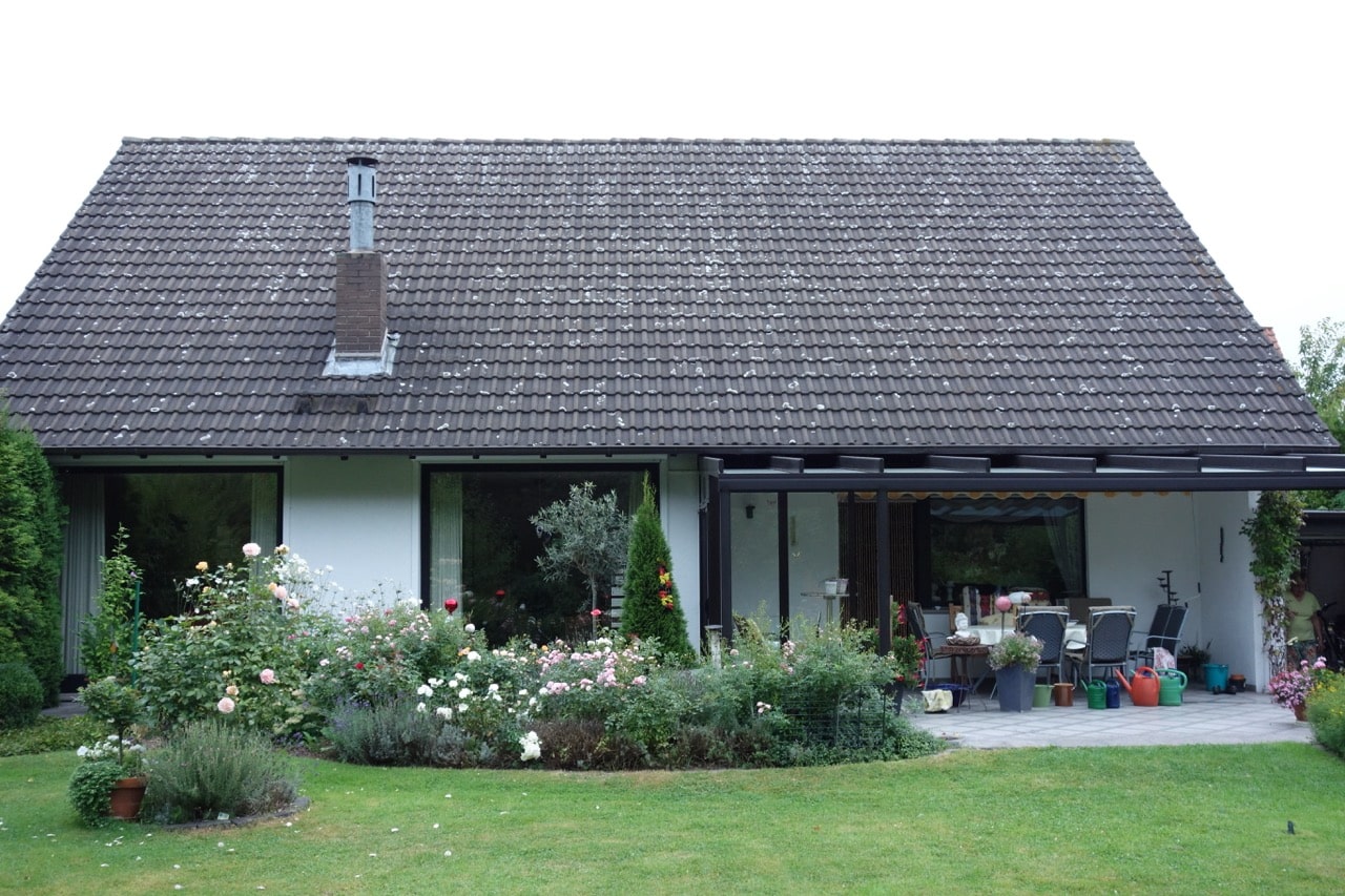Ein Einfamilienhaus mit gepflegtem Garten, instandgehalten von der Firma Bautenschutz Bogumil GmbH.