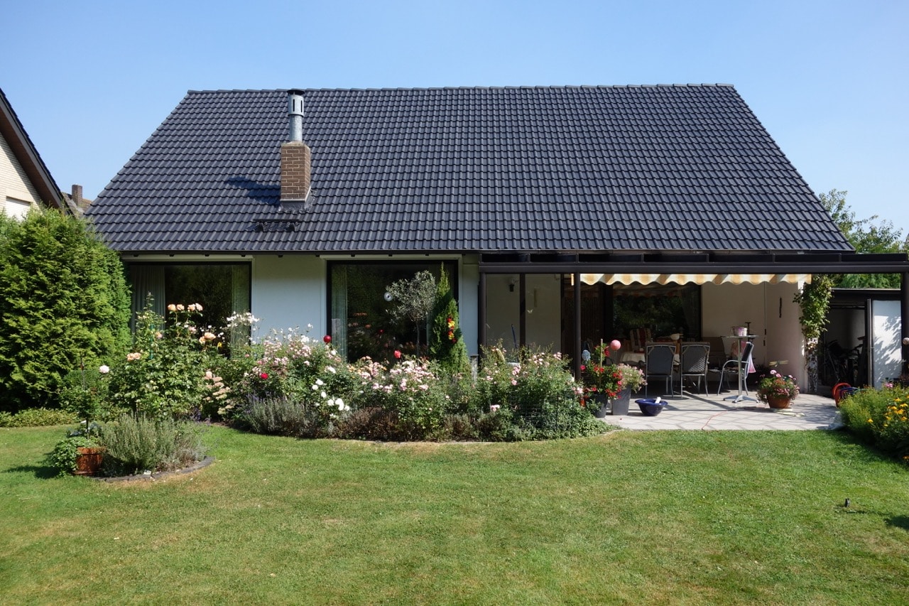 Ein Einfamilienhaus mit gepflegtem Garten, renoviert von Bautenschutz Bogumil GmbH.