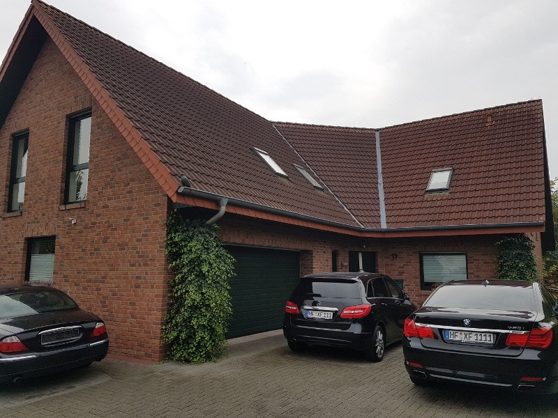 Backstein-Gebäude mit schrägem Dach und drei geparkten Autos, Sitz von Bautenschutz Bogumil GmbH.