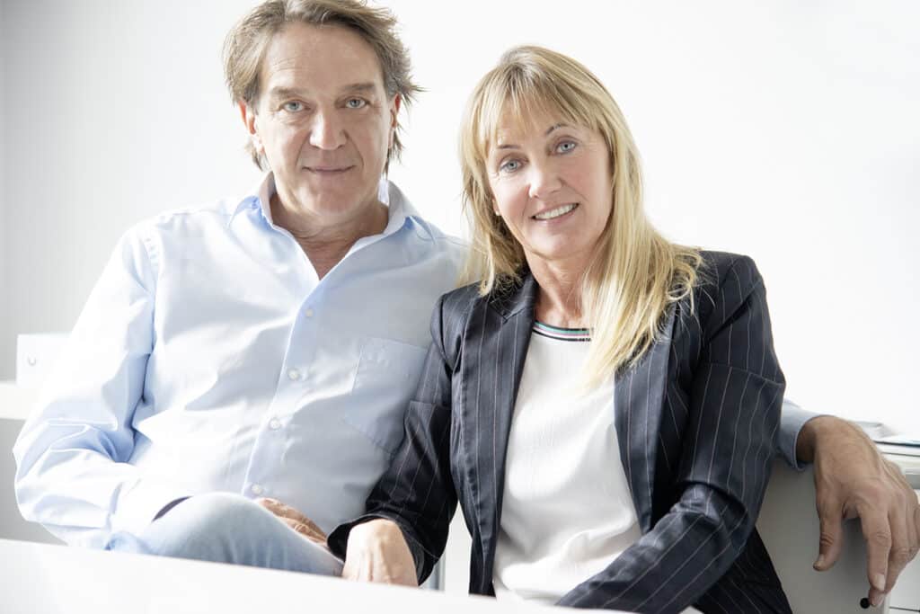 Ein Mann und eine Frau lächeln in die Kamera, repräsentieren Bautenschutz Bogumil GmbH.