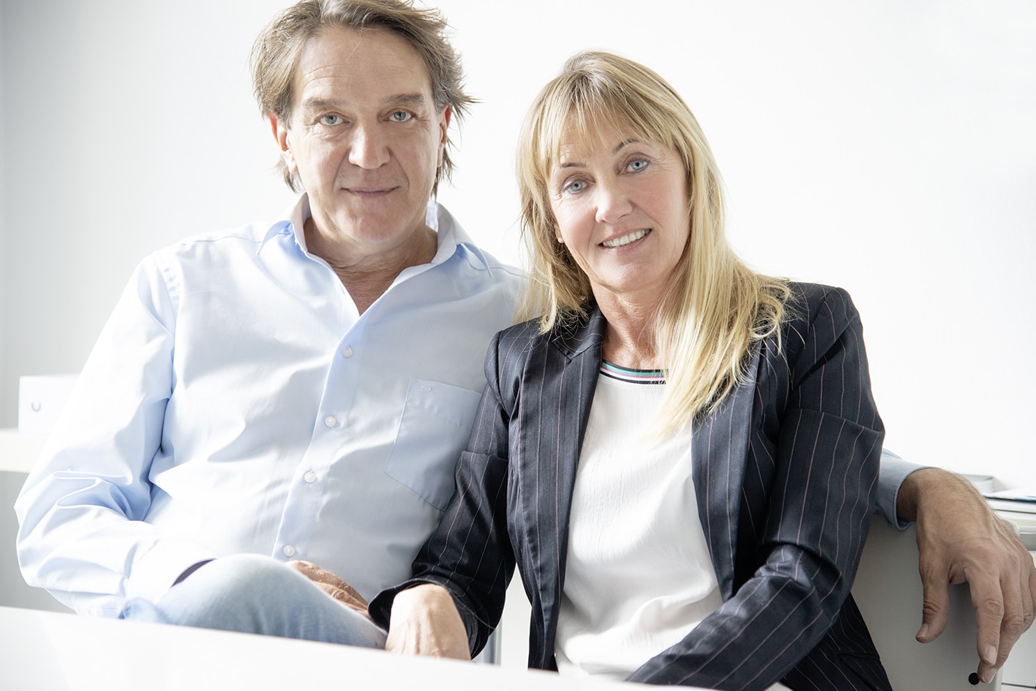 Ein Mann und eine Frau lächeln in die Kamera, repräsentieren Bautenschutz Bogumil GmbH.