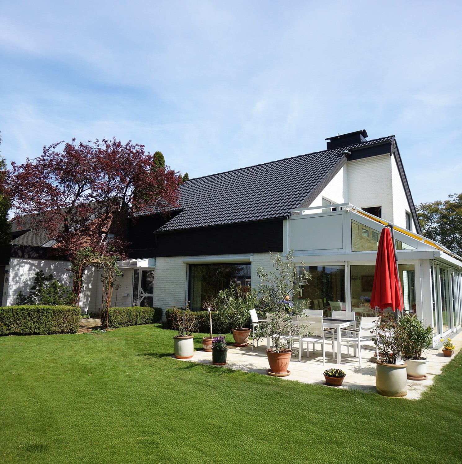 Ein modernes Haus mit Garten in sonniger Umgebung, renoviert von Bautenschutz Bogumil GmbH.